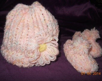 baby hat and slippers set made on k nitting loom 7 00 usd spydercrafts baby hat and slippers set made on k nitting loom 7 00 usd spydercrafts