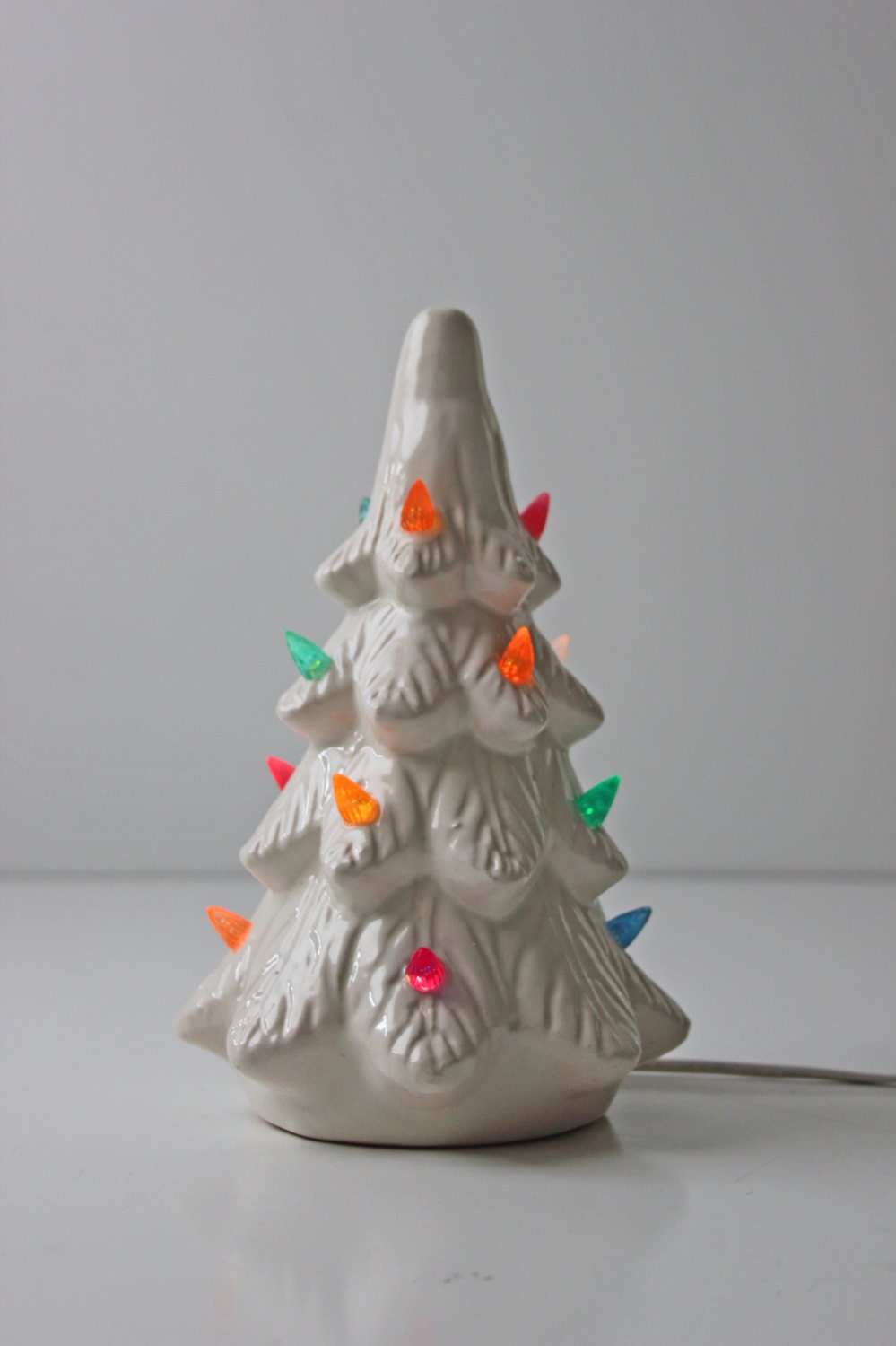 vintage lighted ceramic white christmas tree by modishvintage vintage lighted ceramic white christmas tree by modishvintage