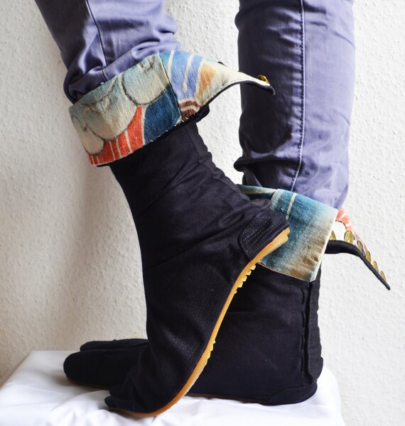 Japanese Ninja shoes Called Jikatabi with Japanese by AtelierSYA
