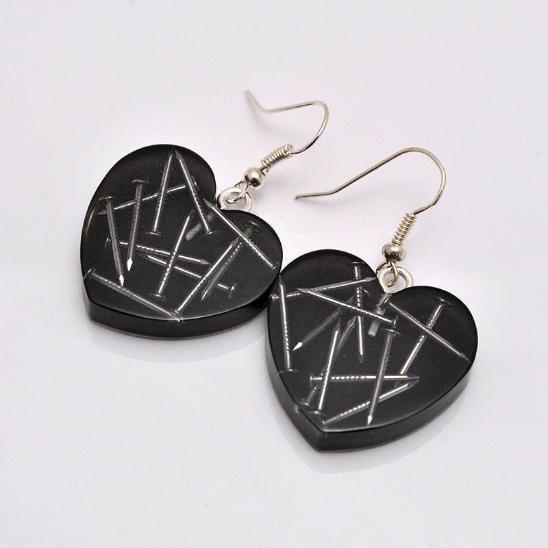 Black resin earrings with nails - hearts - PikLus