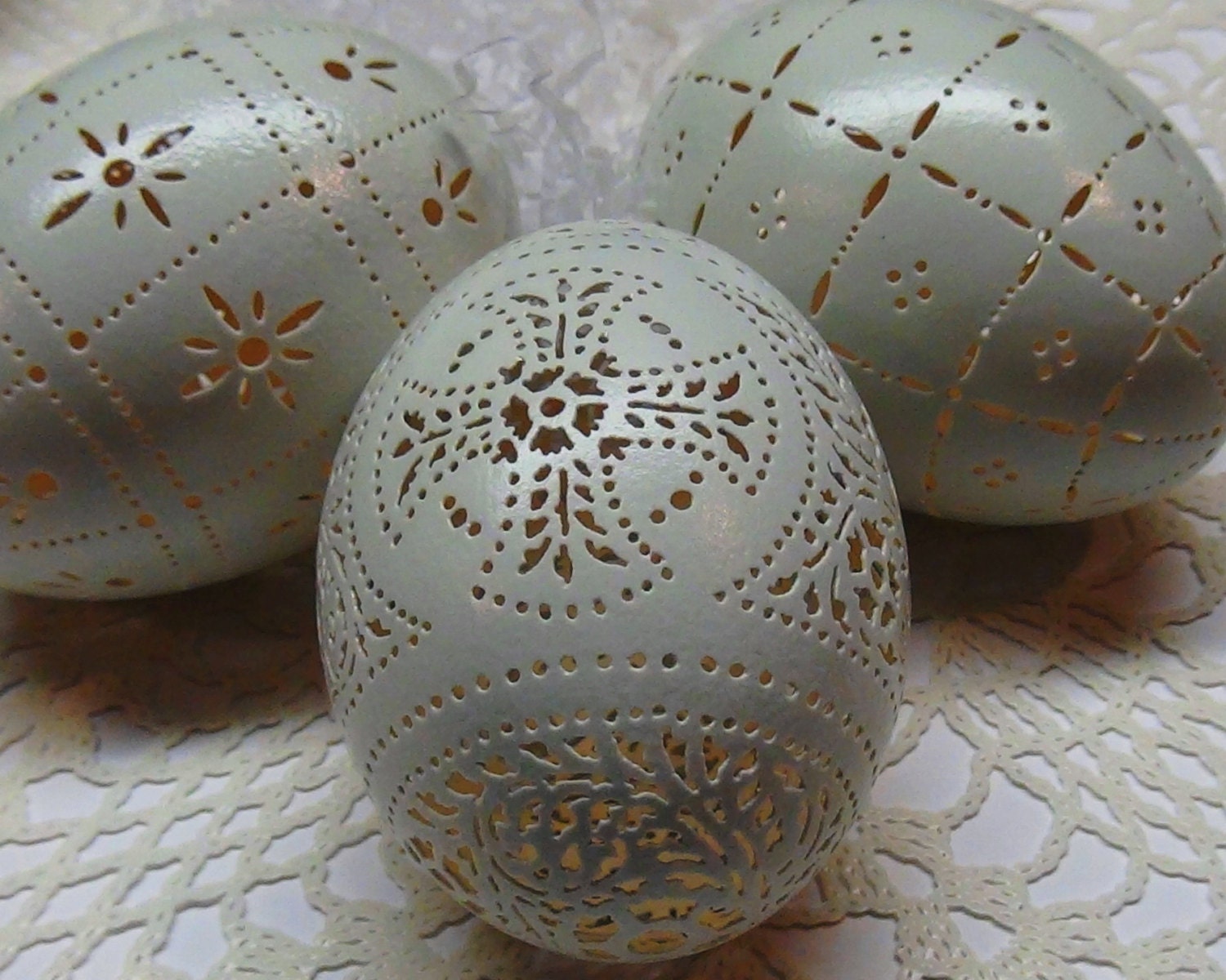 Hand Carved Victorian Lace Duck Egg: Cross Pattern Plus Two Bonus Eggs