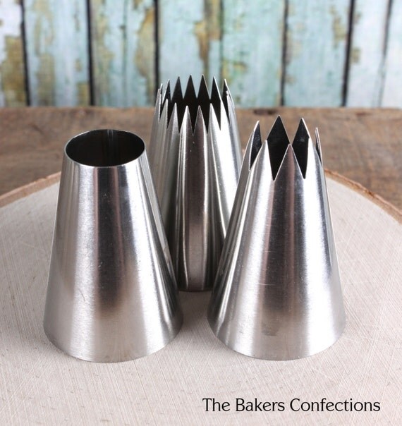 Classic Cupcake Jumbo Frosting Tip Set by thebakersconfections