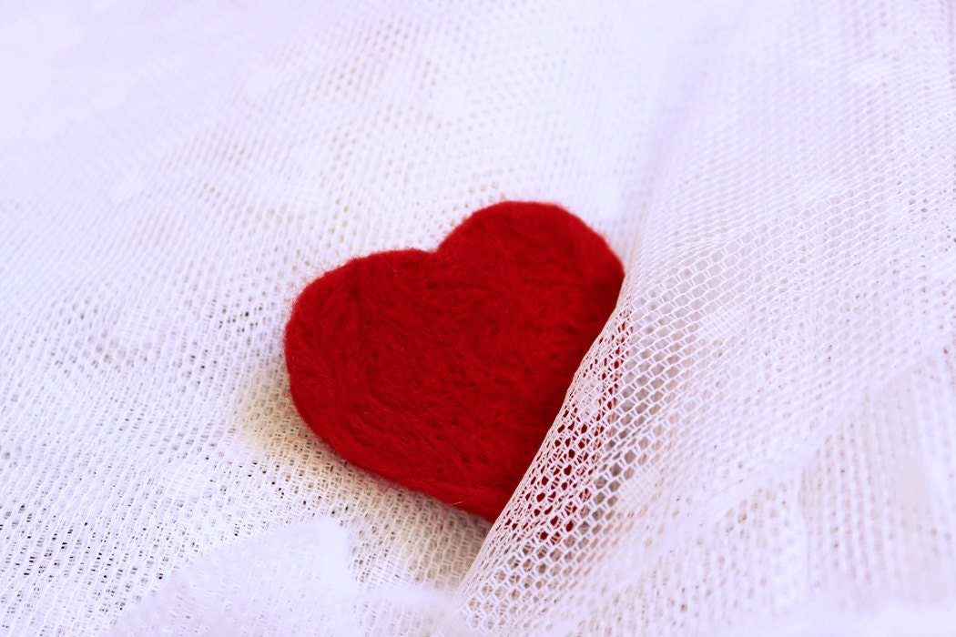 Valentine's Day. Neddle felted brooch in red. Felt fashion. Heart, love, romantic. Fiber art. Simple gift for her - EttarielArt