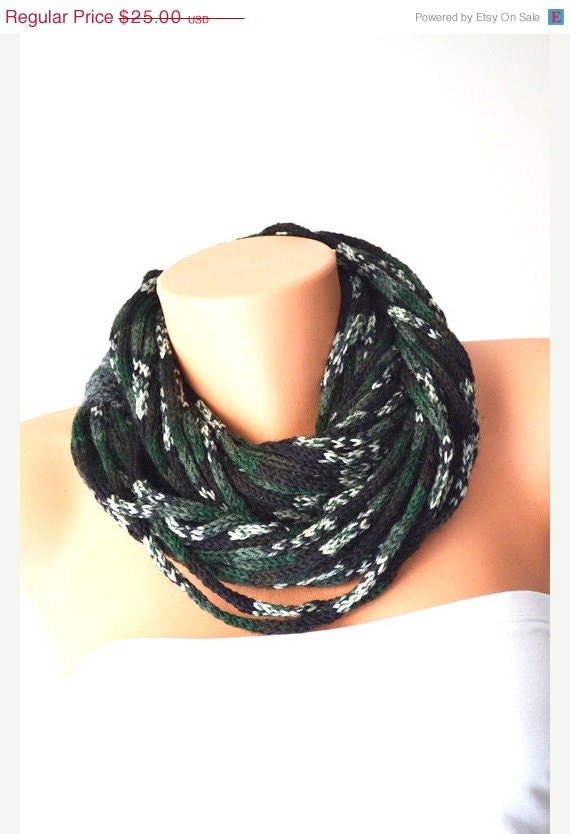 h&m green scarf chain