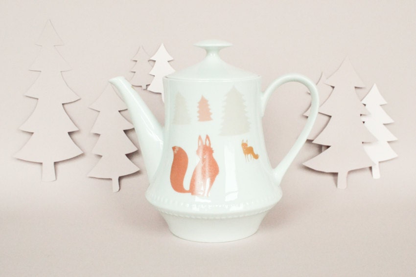 Vintage teapot with foxes and trees - StudioRobinPieterse