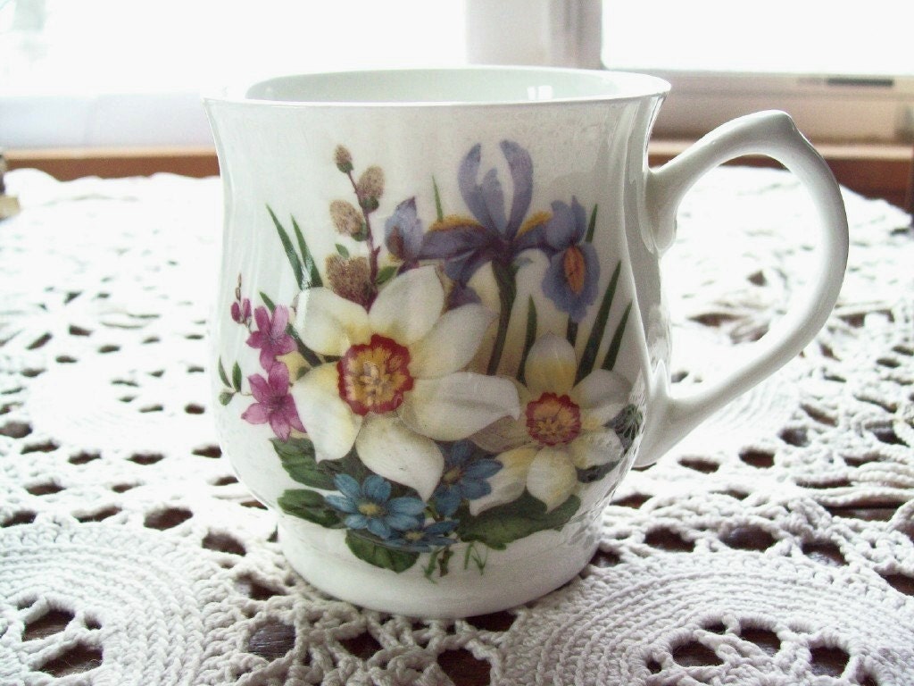 Crownford Mug/Tea Cup With White/ Lavender/ Mauve and Blue Flowers - England - Elegantcrystalchina