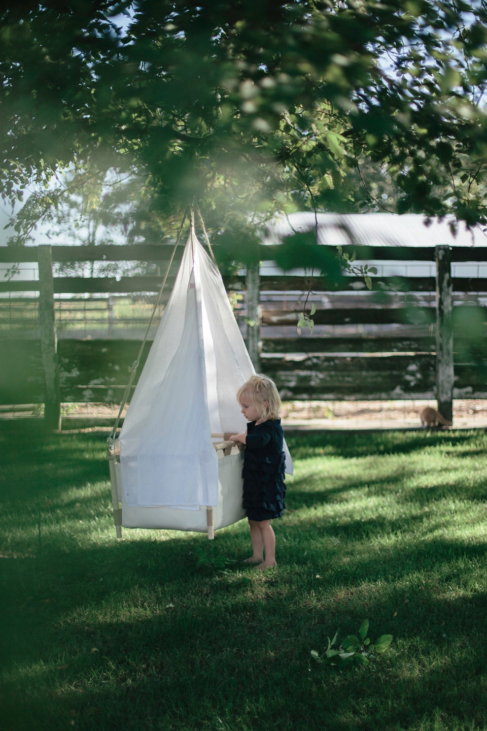 Hanging 'flex' baby crib / cradle from natural materials and organic cotton