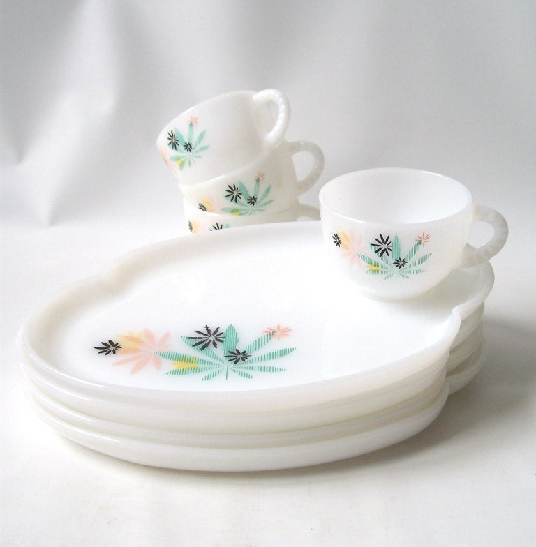 vintage fire king patio snack set leaves by RecycleBuyVintage