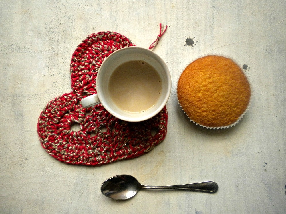 crochet pot holder or coaster, heart in red and gold - vumap