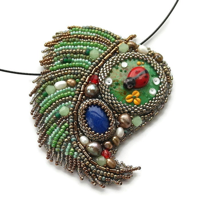 Collier vert. Collier avec collier coccinelle, coccinelle, feuille verte, prêt à expédier, OOAK