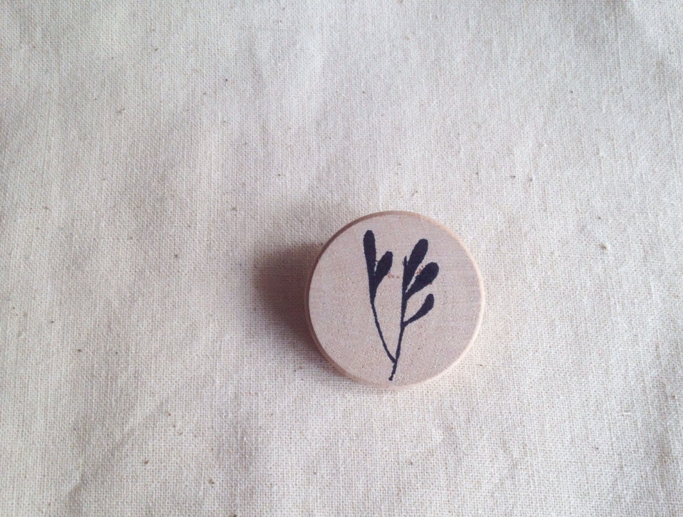 Nature brooch hand painted with plant, wooden pin with black details - mipluseddesign