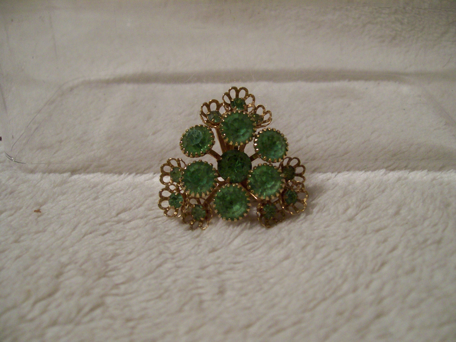 Vintage brooch, Green stones with gold filigree - RoseThrones