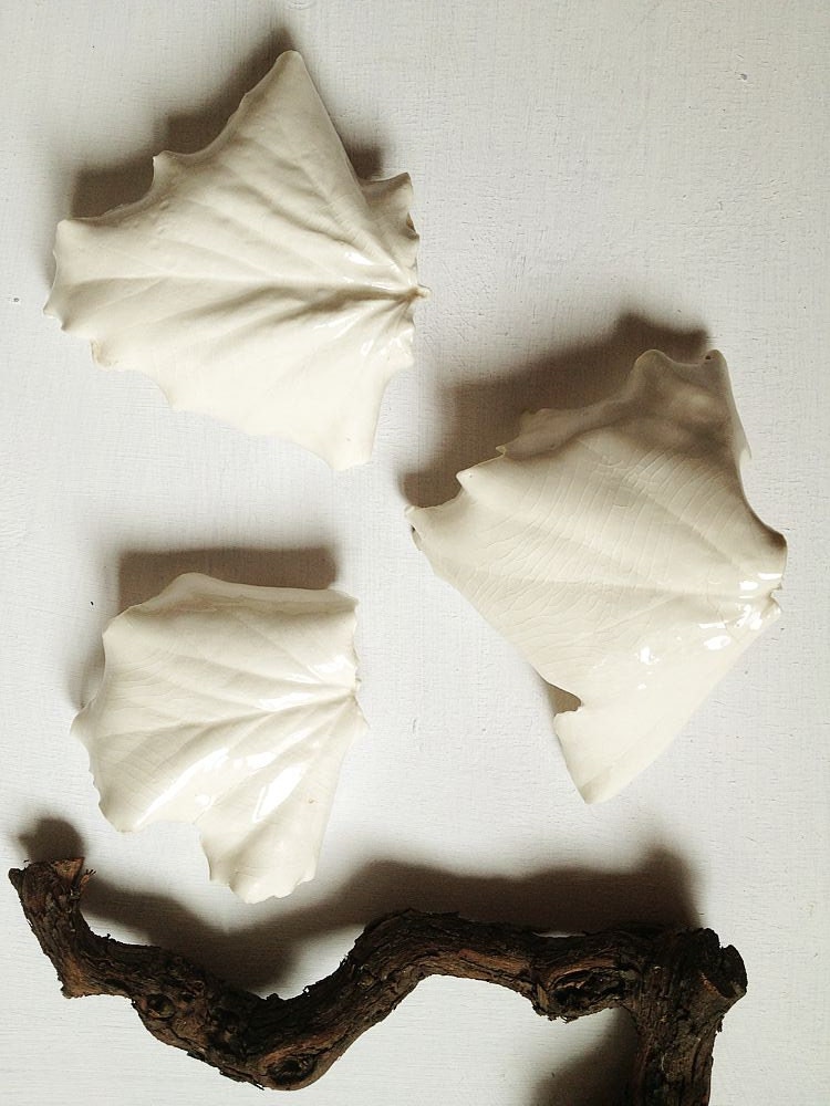 Three ivy leaves in white porcelain paperclay - lofficina