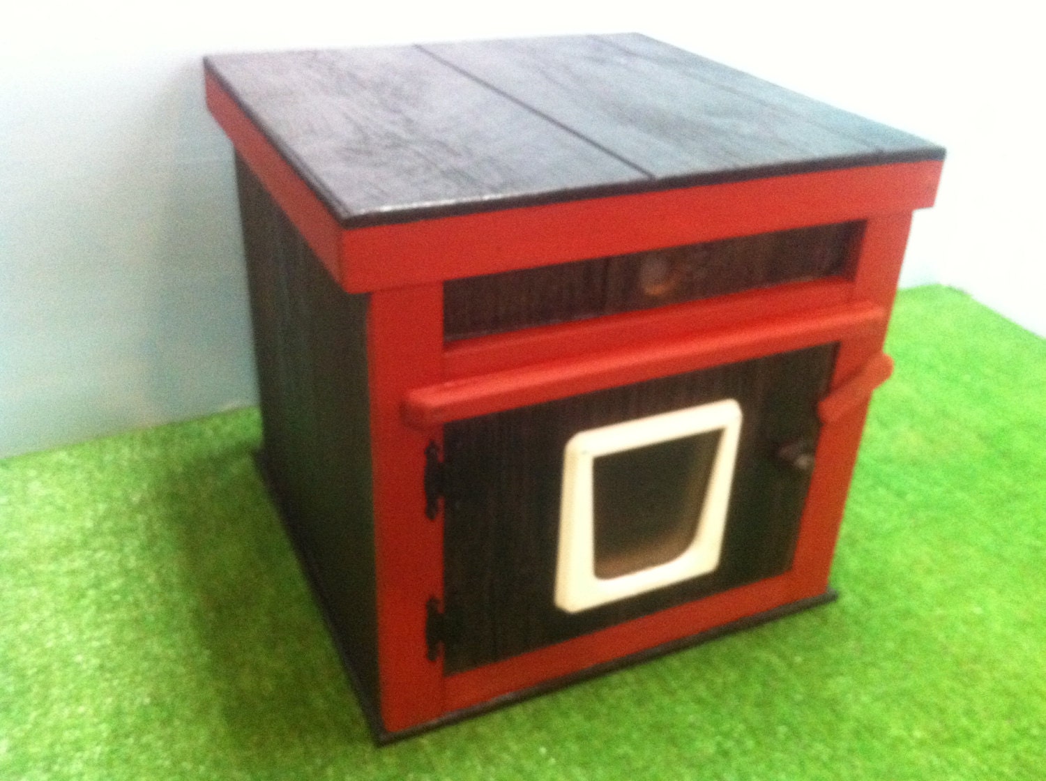 HEATED outdoor CAT HOUSE/2 doors, bed shelter