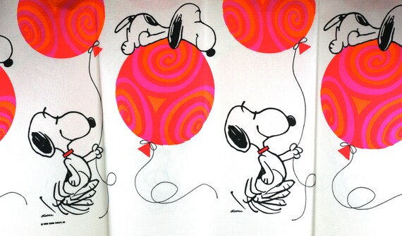 Peanuts / Snoopy Paper Party Tablecloth Bright by theretrobeehive