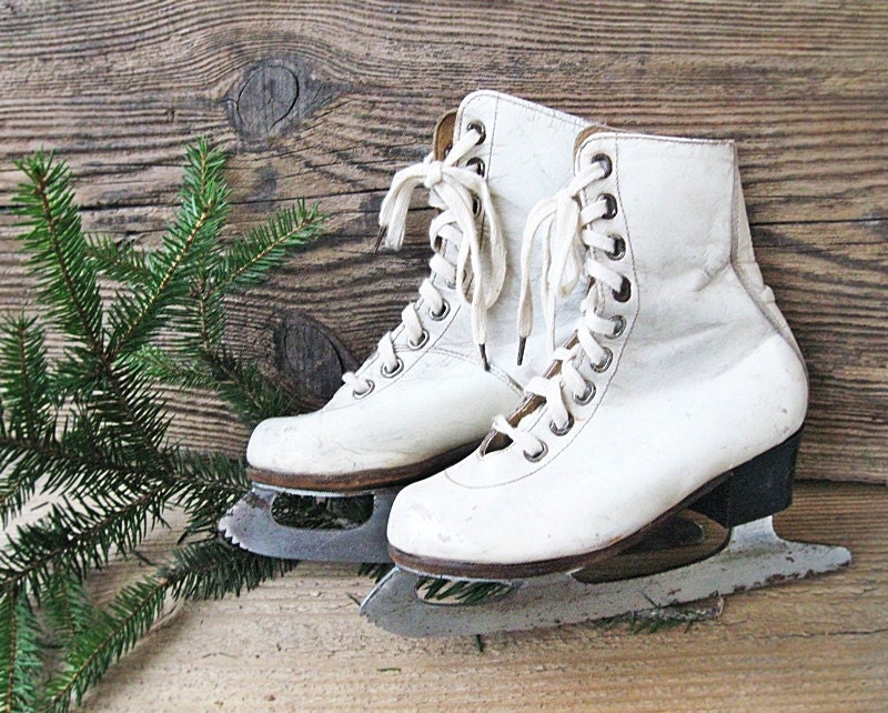 Small Ice Skates Vintage Christmas home decor Shabby Chic - oldflat