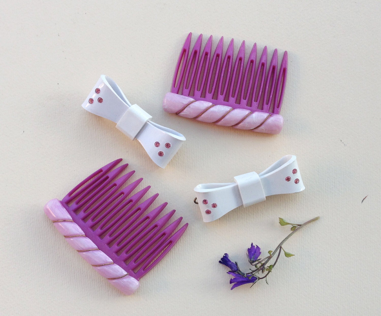 Vintage plastic Hair Combs / 1960s Set of bow Hair by Skomoroki