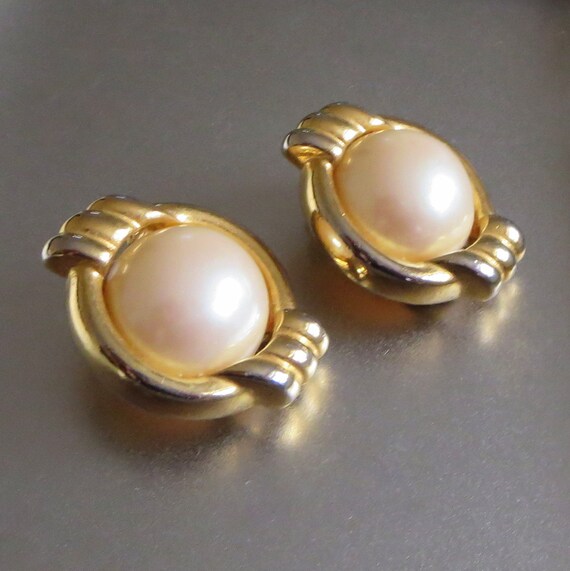 Beautiful pearl earrings for a formal look pictures Beautiful pearl earrings for a formal look pictures