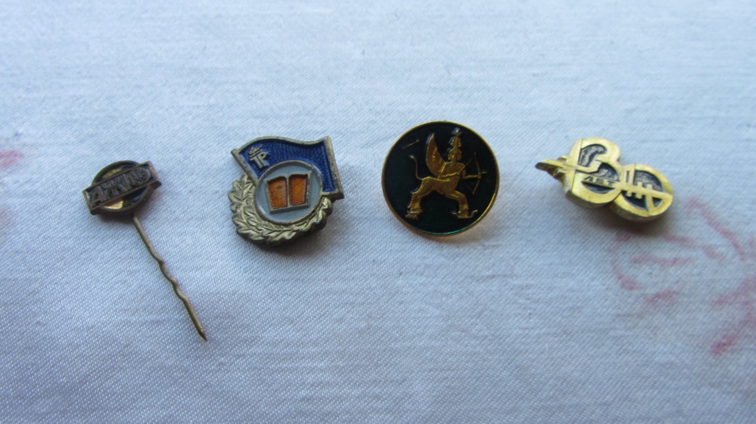 Vintage lot of 4 Collector Push Back and Metal Pins Advertising, Membership, Tra