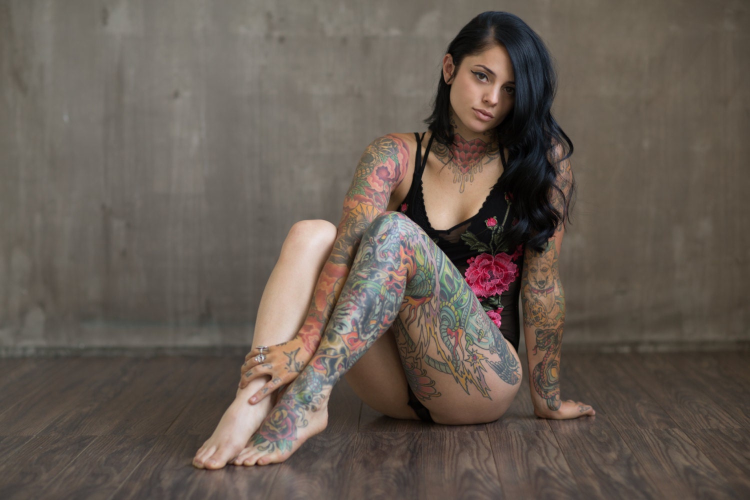 Шикарные дамы демонстрируют татуированные тела
