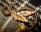 Vintage  Brooch in Gold with Pearl and Feathers