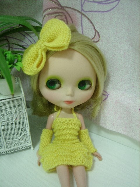Handknitted elegant outfit for blythe