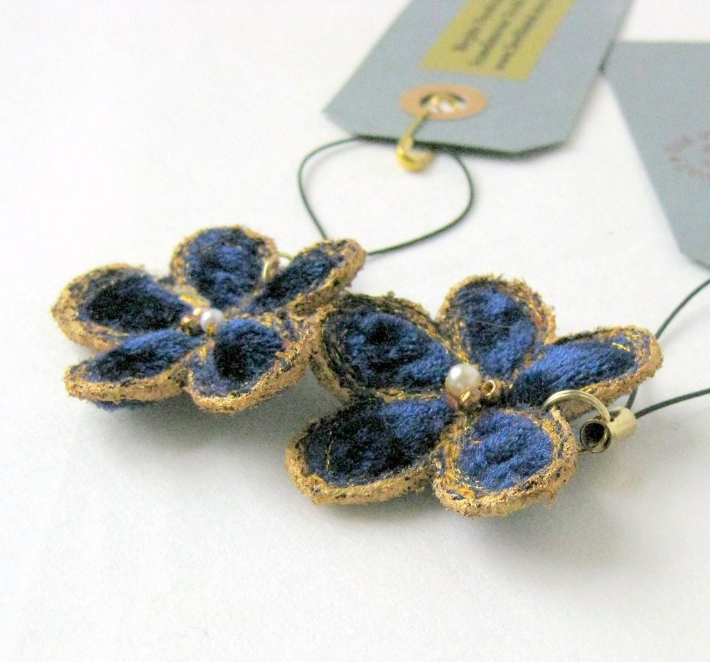 Cell phone flower blue stitched Danish