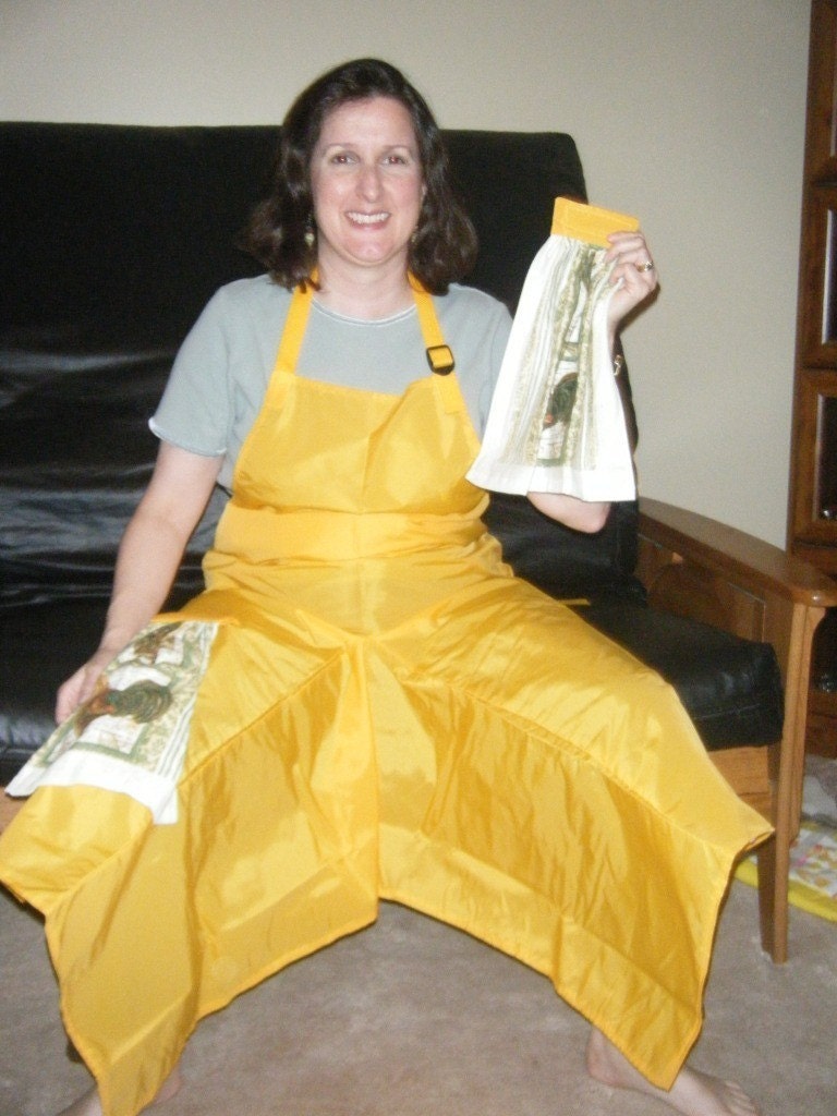 Gold Pottery Apron with Ultimate Coverage Split Leg Panel and Rooster Towels