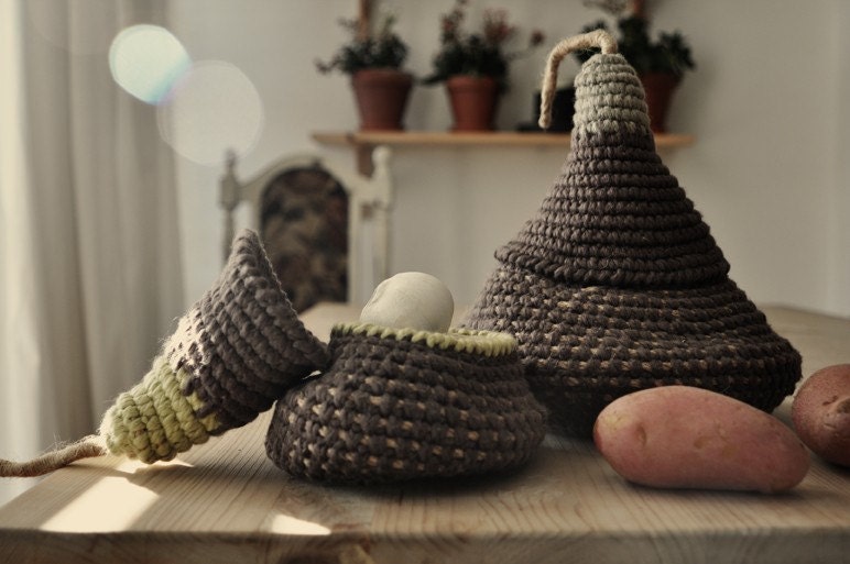 The Pod Small Basket in deep brown
