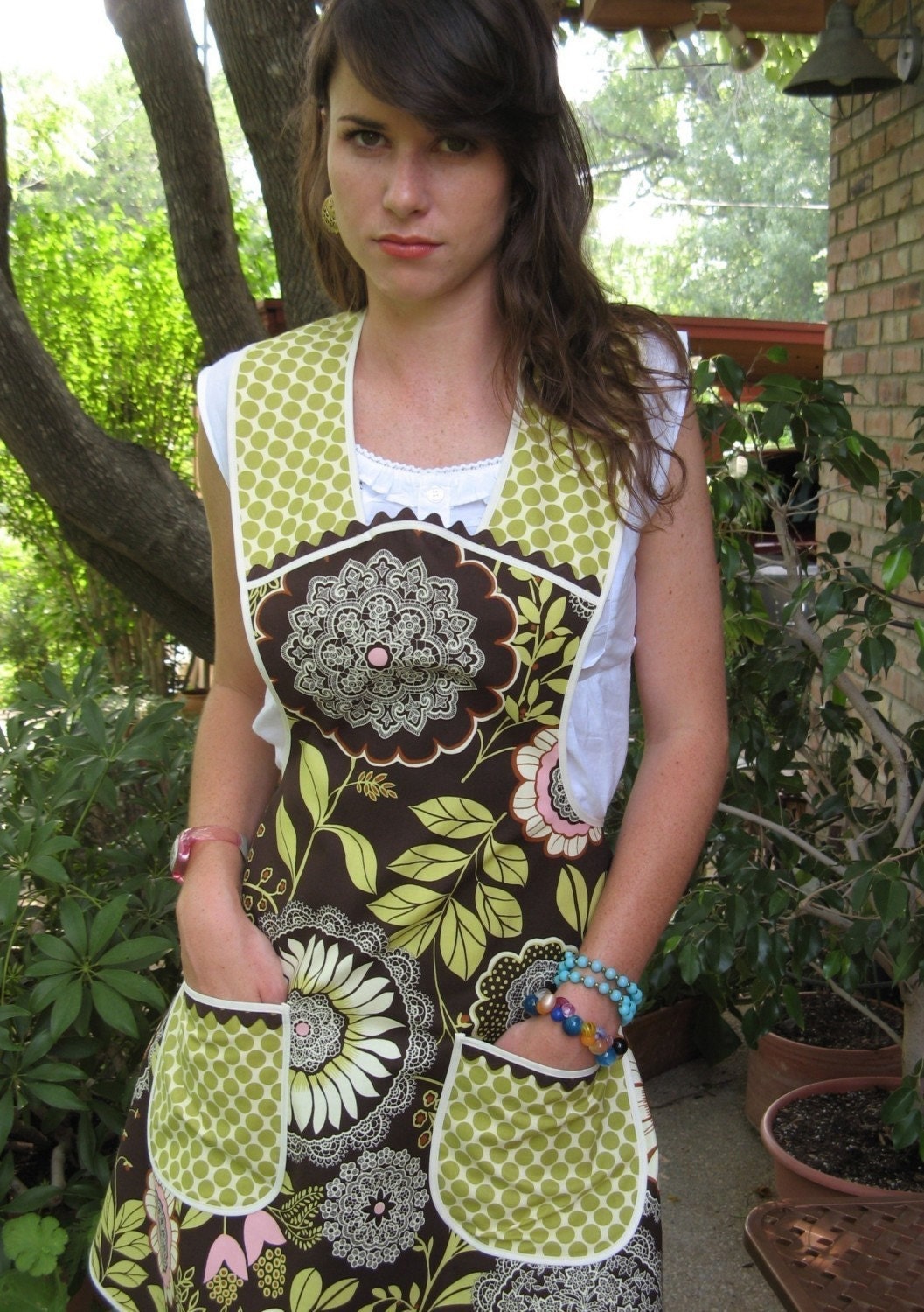 Vintage Everyday Housewife Apron  (size medium to large)