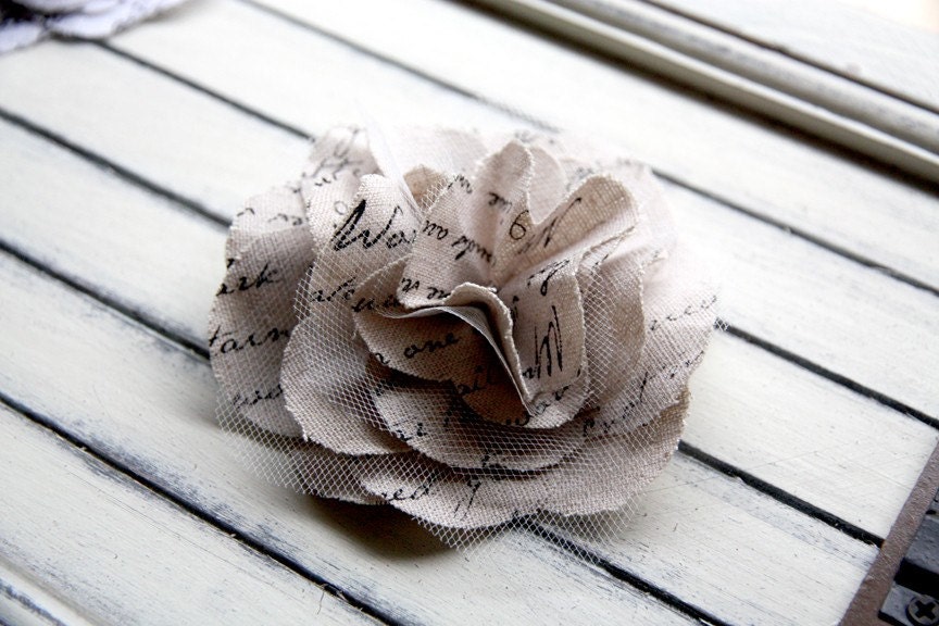 Poem Flower Brooch - I Love, and the World is Mine (Soft Oatmeal)