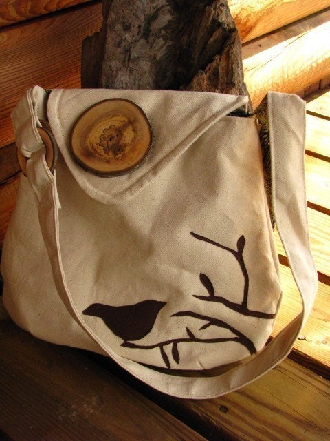 Small Pleasures in water repellent canvas with adjustable strap and 6 large pockets