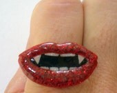 Vampire lips ring