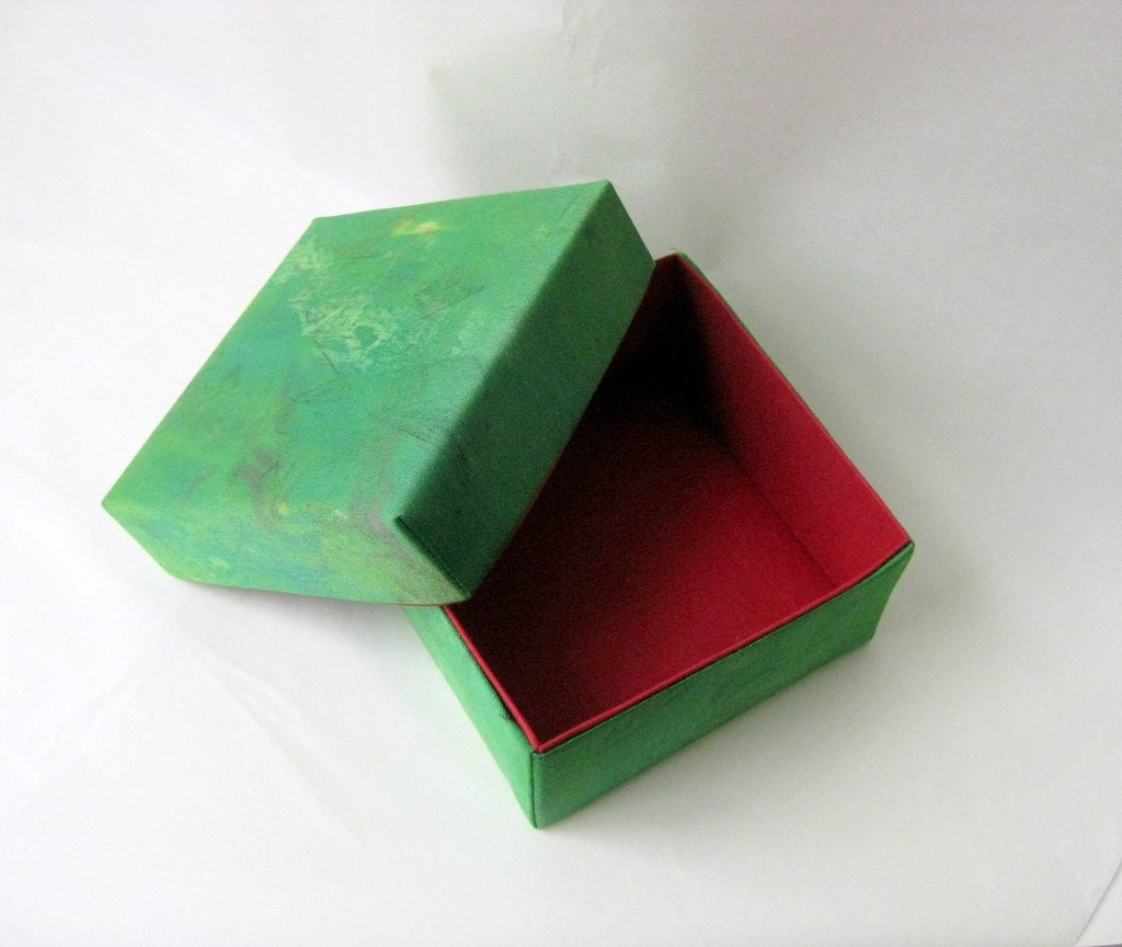 Box green square fabric lined danish