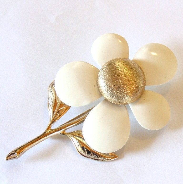 Vintage 1970s Sarah Coventry White Enamel Flower Brooch