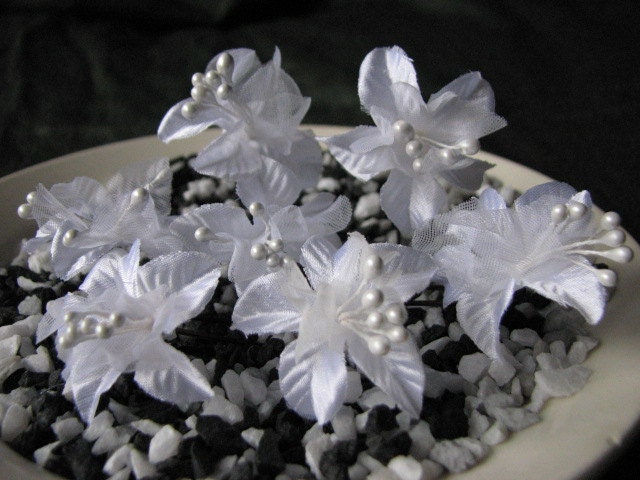 Flowered hairpins white