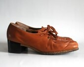 size 8 nutmeg vegan low heeled oxfords. 70s animal friendly granny loafer brogues.