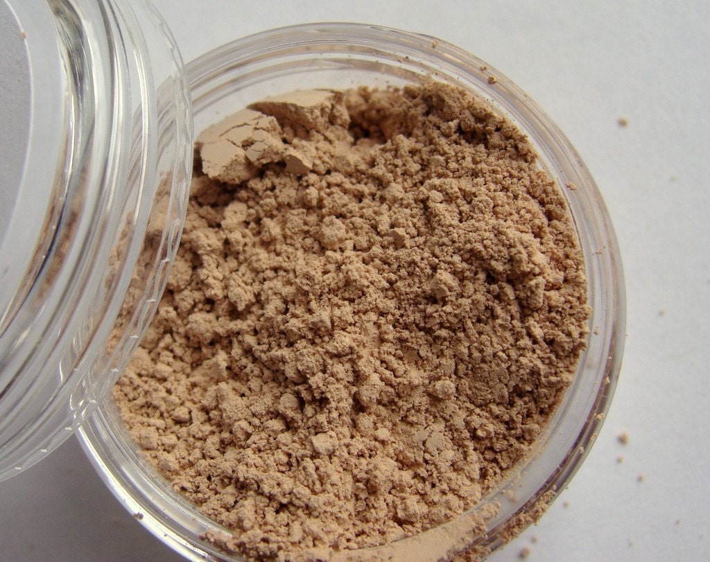 Light foundation in a 10 gram jar Mineral makeup