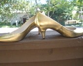 Vintage 1960 Gold Leather Classic Pumps...6 MED