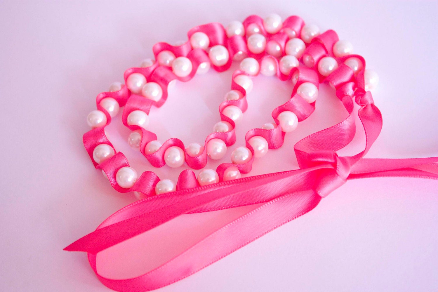 Molie Pearl Necklace in fuchsia