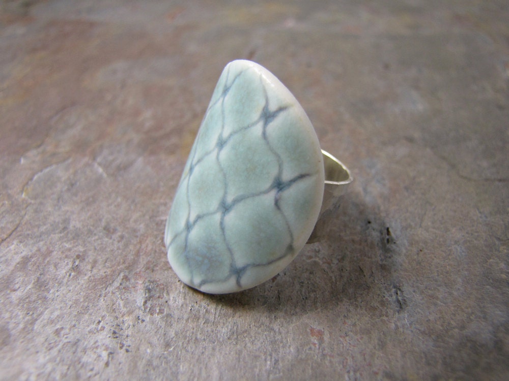 Round Diamond Pattern Porcelain Ring in Blue