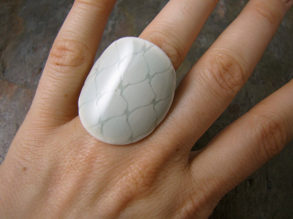 Round Diamond Pattern Porcelain Ring in Ice Blue