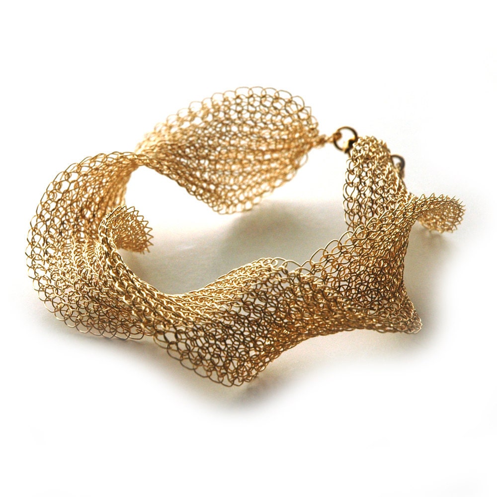 Volume gold wire crochet bracelet INFINTY elegant gold
