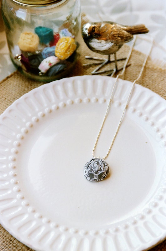 Maddux - Gray floral rosette necklace