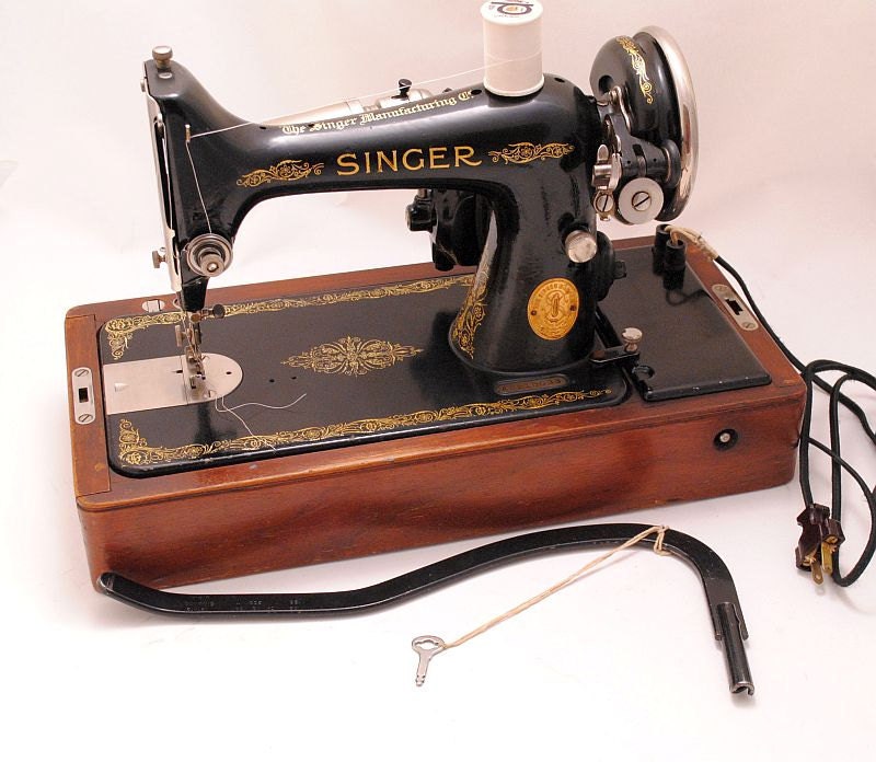 Singer Sewing Machine 1920s 99 Portable with Bentwood Case - Serviced