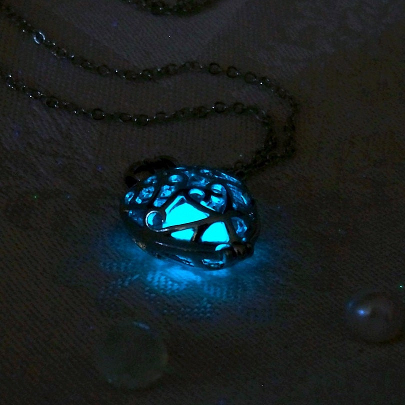 Glowing Heart Kage Necklace - Ocean Blue - Silver Locket with Interchangeable  Opal - Pearl - and Glow in the Dark Sphere