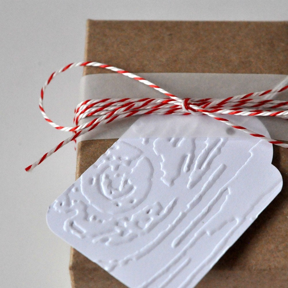 10 Embossed Woodgrain Large Tags Threaded White