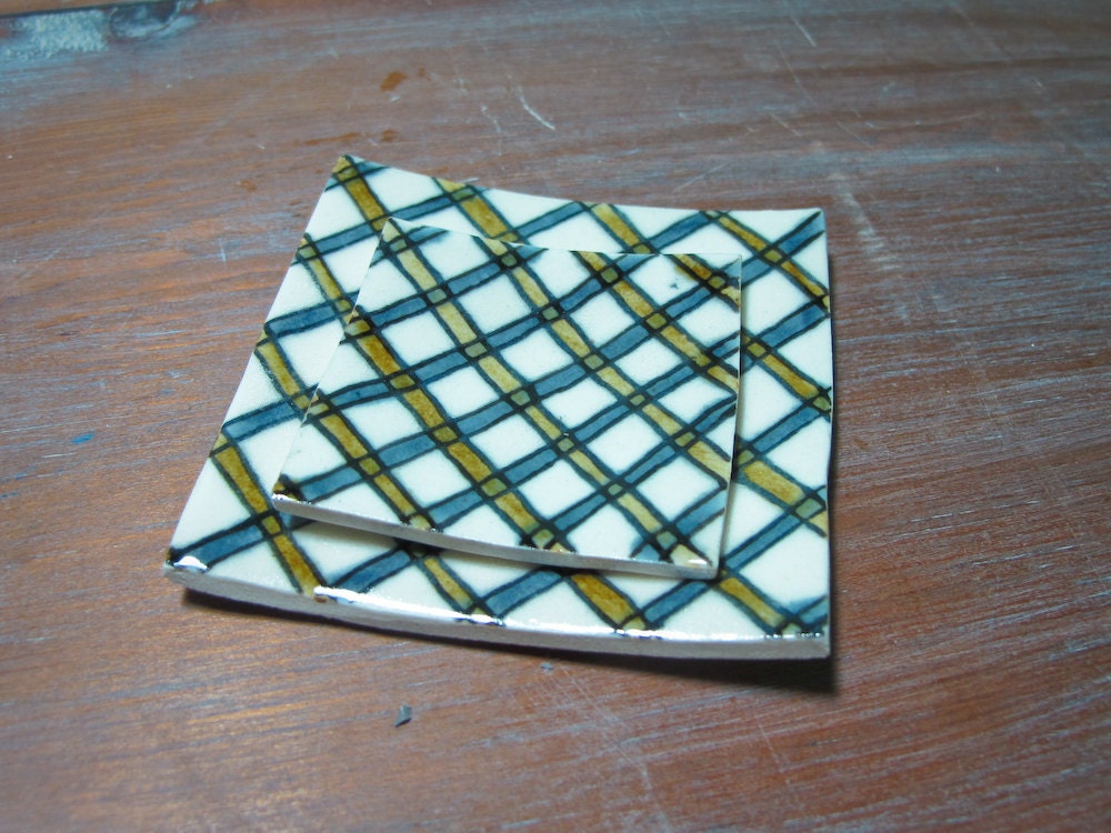 square plaid plates