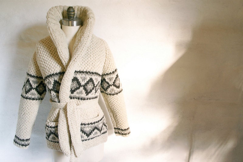 Cozy Classic Chic Hand-Knit Mexican Virgin Wool Sweater (Small Diamond Design)
