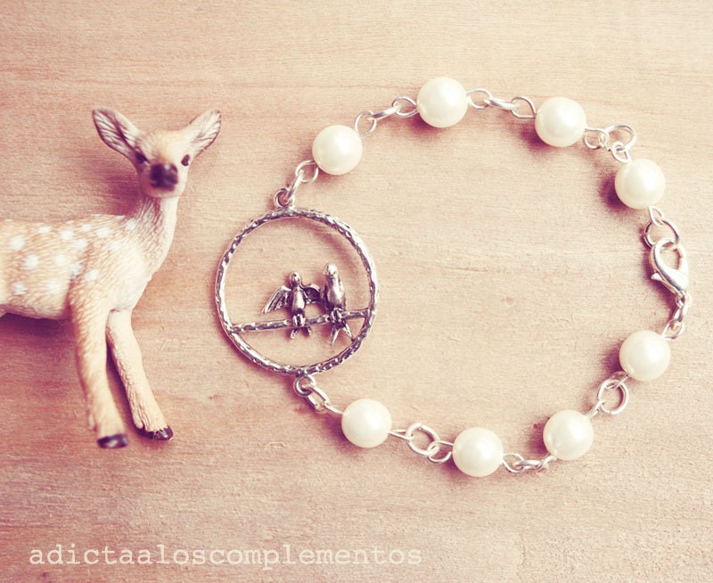Bracelet Birds. Feminine Victorian style necklace. Crystal pearl, silver plated birds bracelet. Wedding. Bridal jewelry